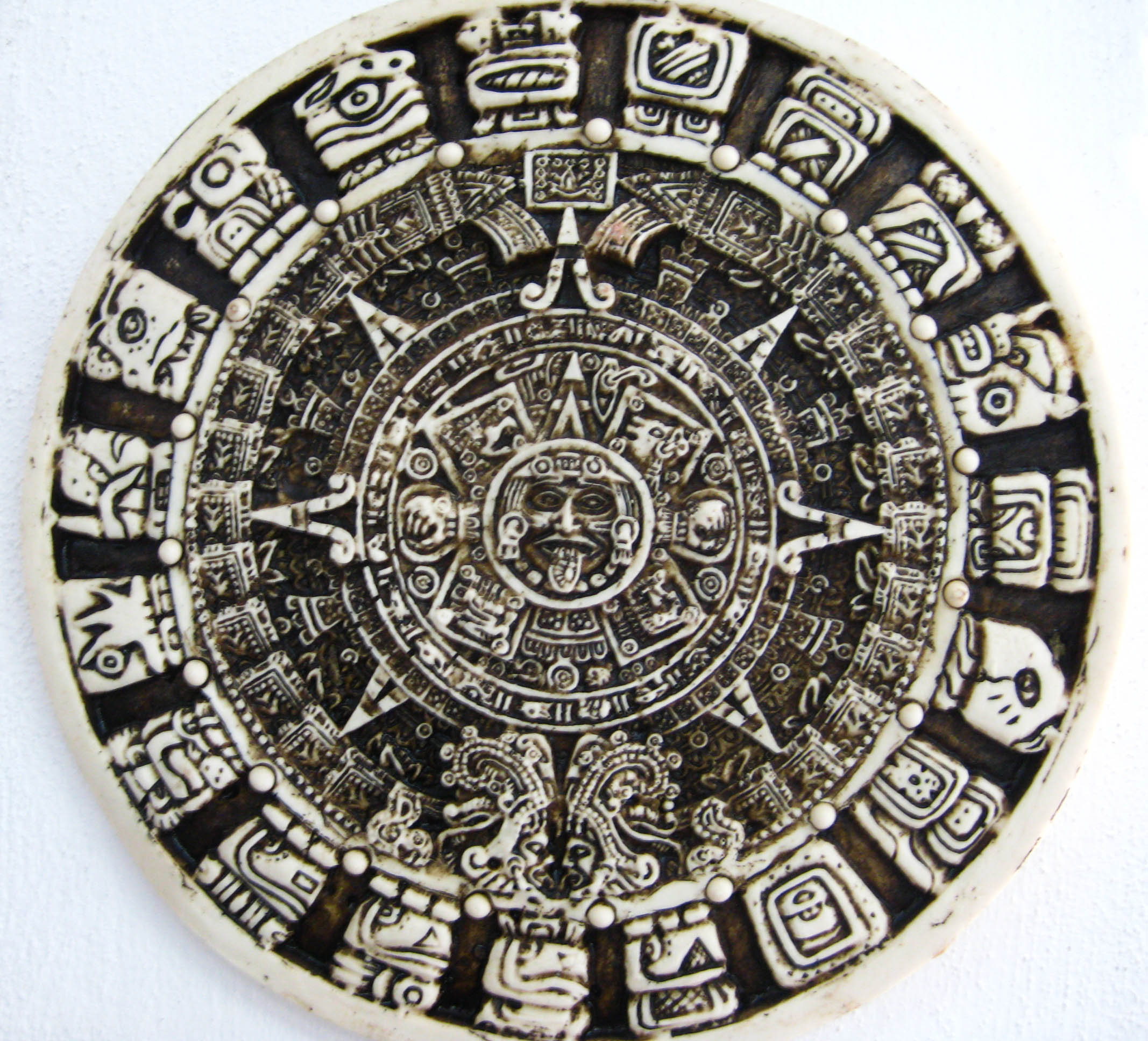 Календарь майя конспект. Календарь Майя. Календарь мая. Часы календарь Майя. Панно Майя.